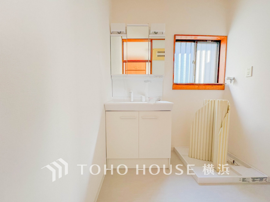 十分な大きさの洗面台は、身だしなみチェックや歯磨きなど、朝の慌ただしい時間でも余裕とゆとりを感じて頂けます。