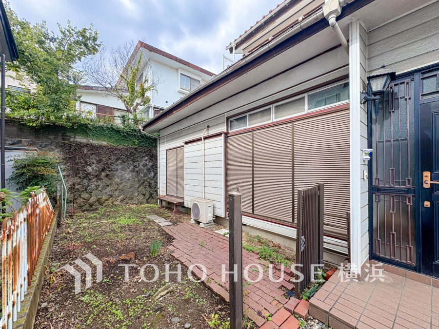 現在古家あり。敷地面積49坪超のゆったりサイズ。建築条件はございませんのでお好みのハウスメーカーで自分好みのお住まいを建築可能です。（2025年11月撮影）