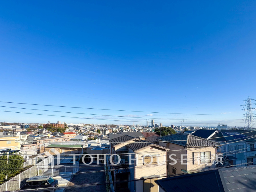 開放感あふれる高台からの眺望。晴れた日には遠くの街並みまで一望できる明るい住環境です。