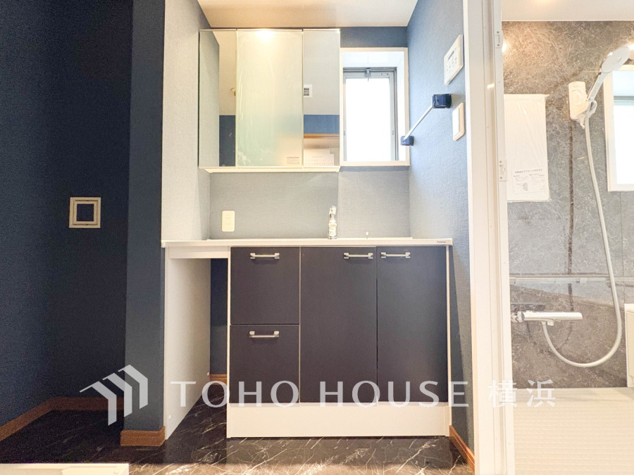 清潔感のあるプライベート空間は、身だしなみチェックや肌のお手入れに最適です。収納もあり、スッキリと見映えの良い空間に拵えました。時間に余裕とゆとりを持たせます。