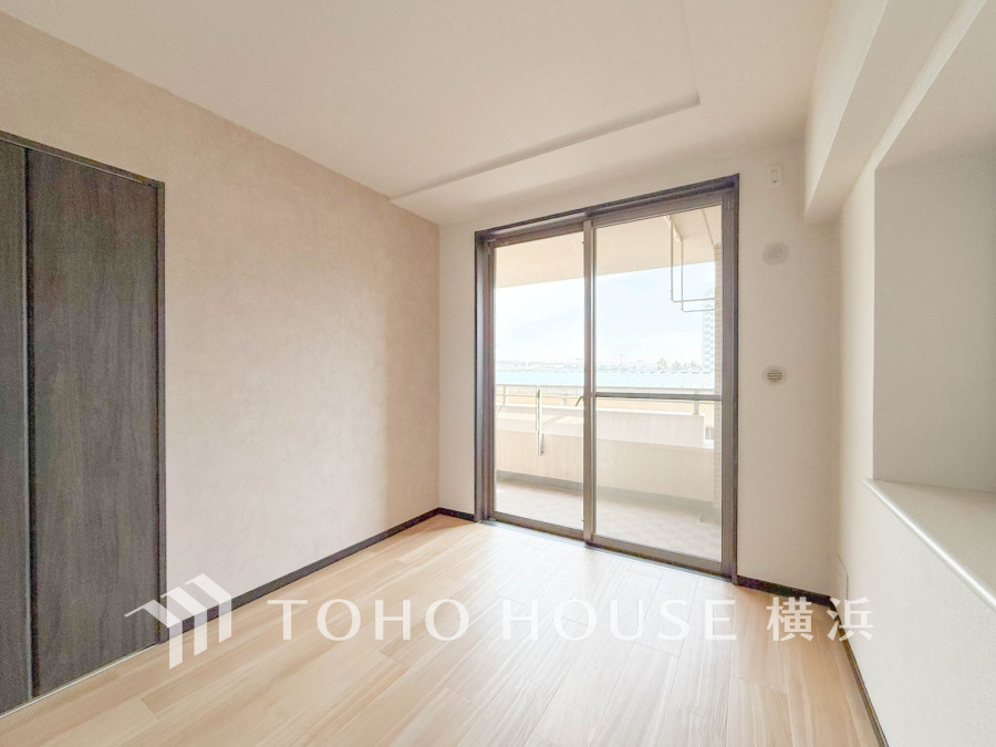 バルコニーに面した明るい洋室。穏やかな陽射しが、ゆったりとした寛ぎの時間を包みます。
