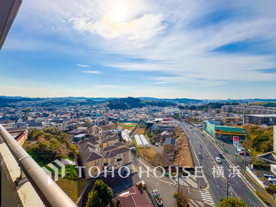 この開放感ある眺望と共に閑静な住宅街の季節感を演出する四季折々の変化を楽しめる心地よい場所となることでしょう。