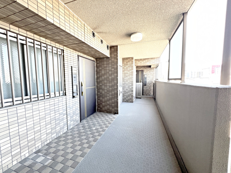 お客様をお迎えする玄関は落ち着いた雰囲気。帰り着くたびに洗練されたテイストの空間に迎えられ誇りと喜びを感じる玄関まわりです。