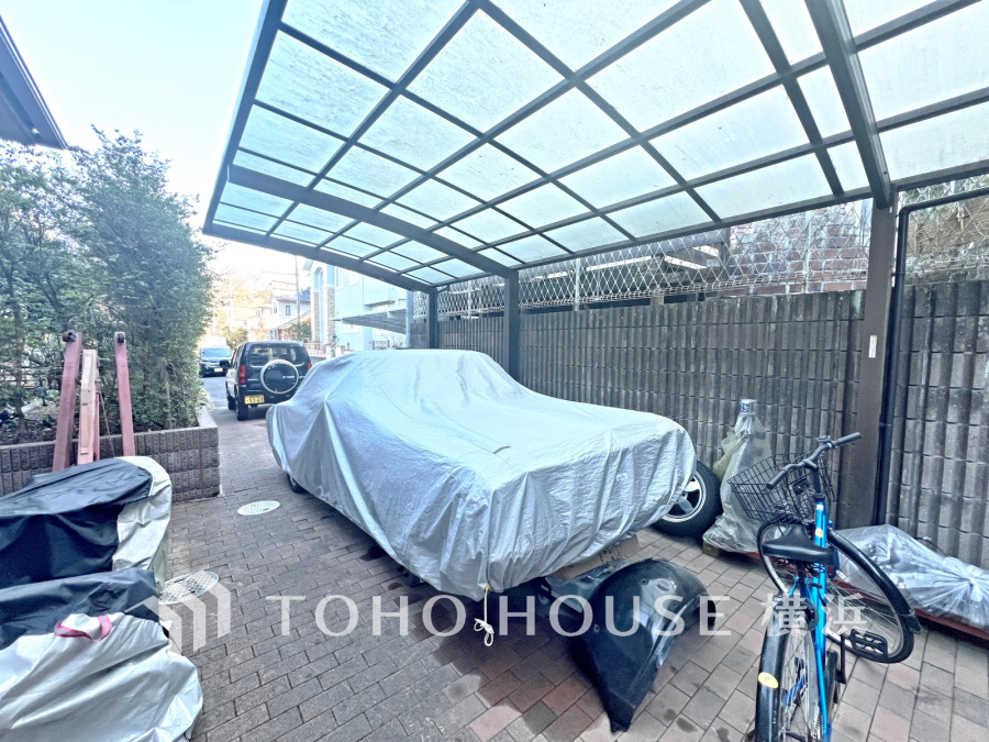 ゆったりとした駐車スペースを確保いたしましたので、お車3台の駐車が可能です（車種によります）。自転車やバイクなど、ゆとりのある敷地で置き場所に困ることはないでしょう。