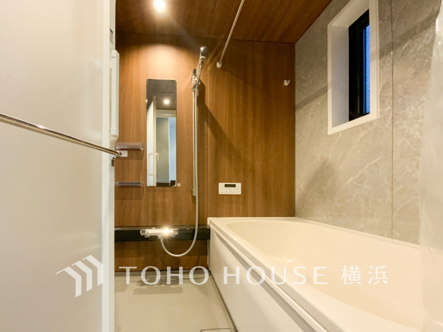 快適な使い心地とゆとりある空間が1日の疲れを解きほぐすバスルーム。空間も浴槽もゆったりのびのび使えるゆとり設計。広く感じるゆとり設計で快適なリラックスタイムを過ごせます。