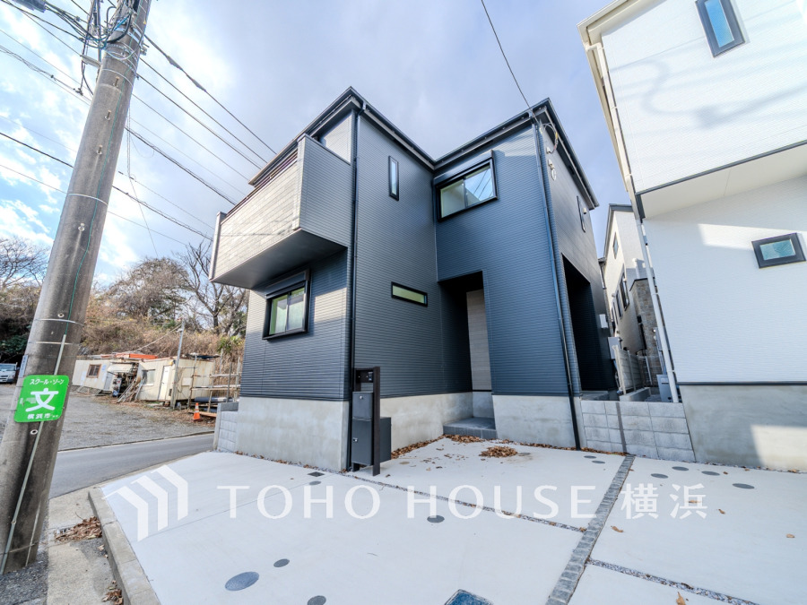 陽当たり良好で開放感ある南西角地立地。2台分のカースペース付きの上質な邸宅です。