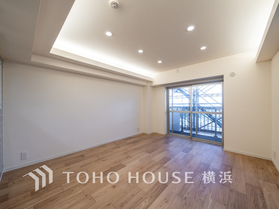 和やかで洗練された空間演出。寛ぎとコミュニケーションを育む場所。柔らかな陽射しが広がり、室内に開放感と爽快感をもたらします。