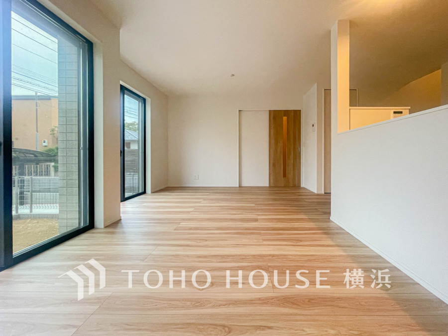 光と風が溢れる開放的なリビングダイニングには自然と家族みんなが集まってきます。明るく穏やかな空気の中で飲んだり、食べたり、笑ったり。