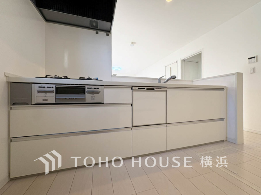 スタイリッシュな対面キッチンを採用。キッチンからリビングが見渡せるので、お子様を安心して遊ばせながら家事ができますね！リビング学習をするお子様にも声がかけやすい自然な距離感です