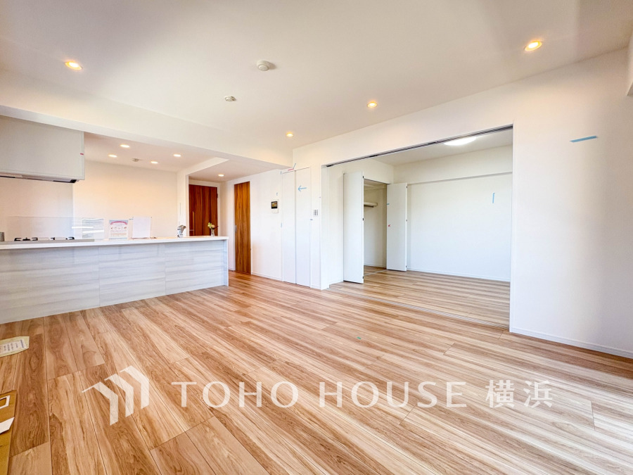 明るく開放的な空間が広がるLDK。室内には豊かな陽光が注ぎ込み、爽やかな住空間を演出。
