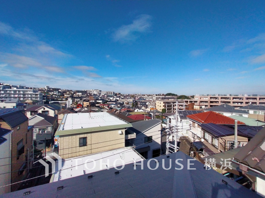 陽射しとともに、少しずつ装いを変える街の景観から、星空が地上に映りこむかのような夜景の煌きまで、この街ならではの美しい風景。手を伸ばせば触れることができそうな潤う翠、広がり豊かな眺望も魅力。