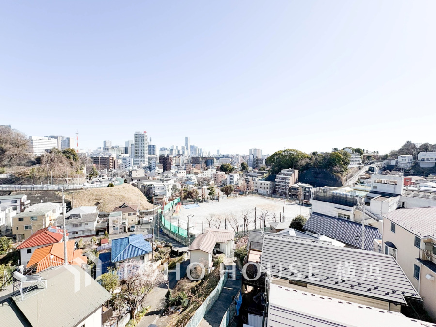 開放感あふれる高台からの眺望。陽当たり良好で、静かな住環境と都市の利便性を両立しています。