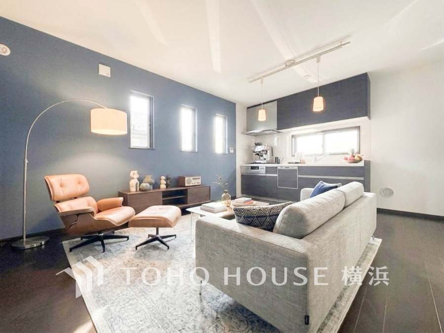 家族みんなが爽やかに健やかに過ごせるように、溢れる光をたっぷり取り込んだリビングダイニング。集いの場、憩いの場としての快適性を求めたやすらぎの空間です。（装飾品はAI加工です）