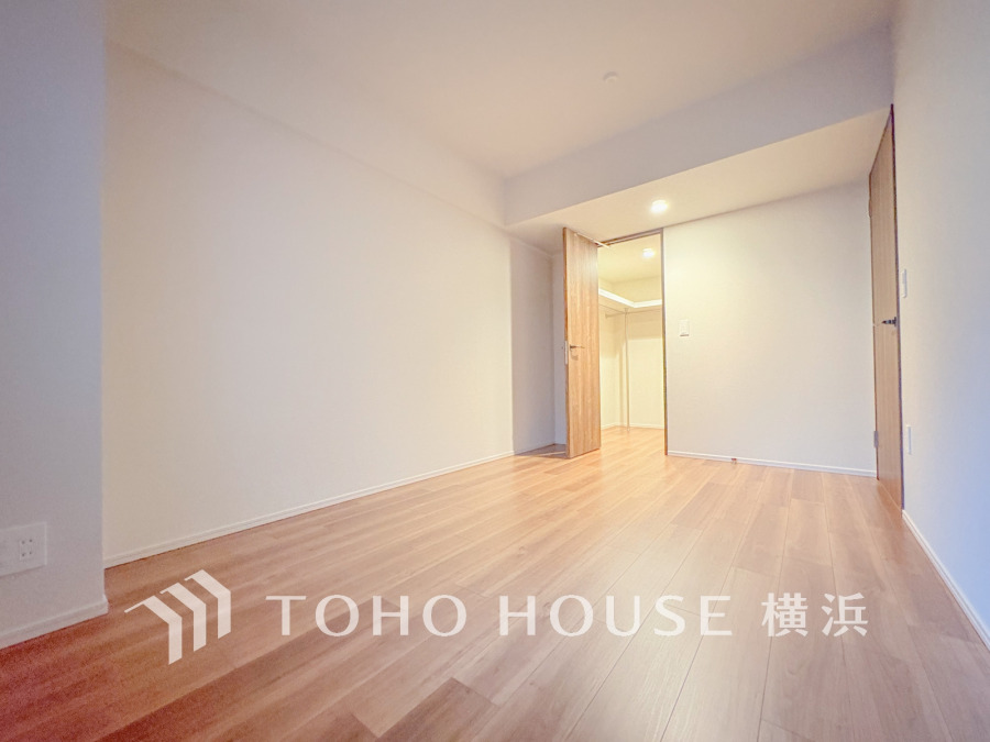 シンプルで明るい洋室。広々とした空間とウォークインクローゼットが魅力の快適な居住空間です。