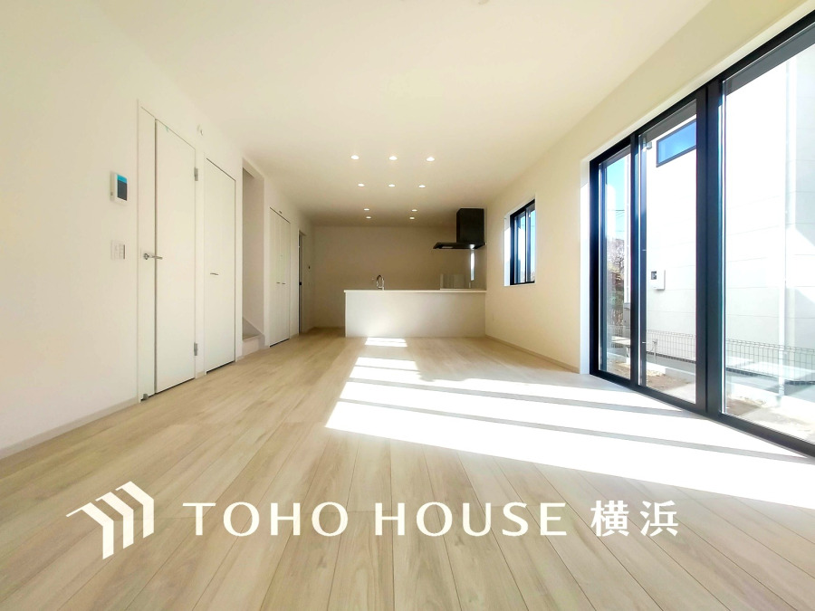 光と風が溢れる開放的なLDKには、自然と家族みんなが集まってきます。明るく穏やかな空気が流れるこの場所は、豊かな寛ぎと笑顔の団欒をいつも優しく守ってくれることでしょう。