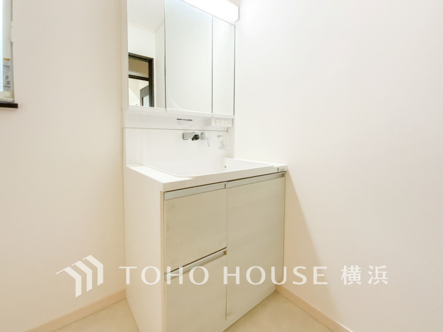 十分な大きさの洗面台は、身だしなみチェックや歯磨きなど、朝の慌ただしい時間でも余裕とゆとりを感じて頂けます。