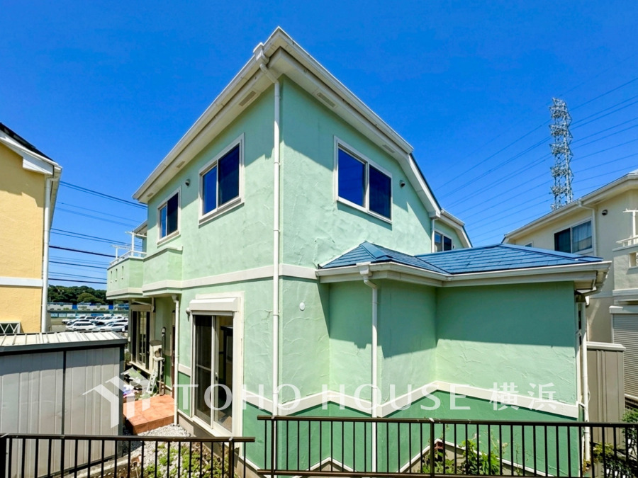 爽やかなライトグリーンの外壁が印象的な2階建て住宅。陽当たり良好で明るいお住まいです。