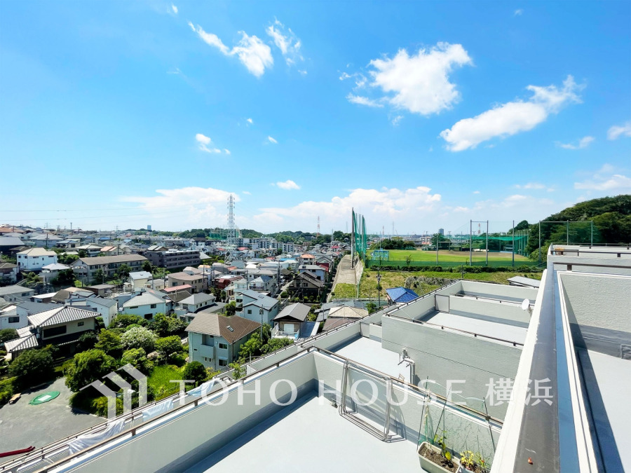陽射しとともに、少しずつ装いを変える街の景観から、星空が地上に映りこむかのような夜景の煌きまで、この街ならではの美しい風景。