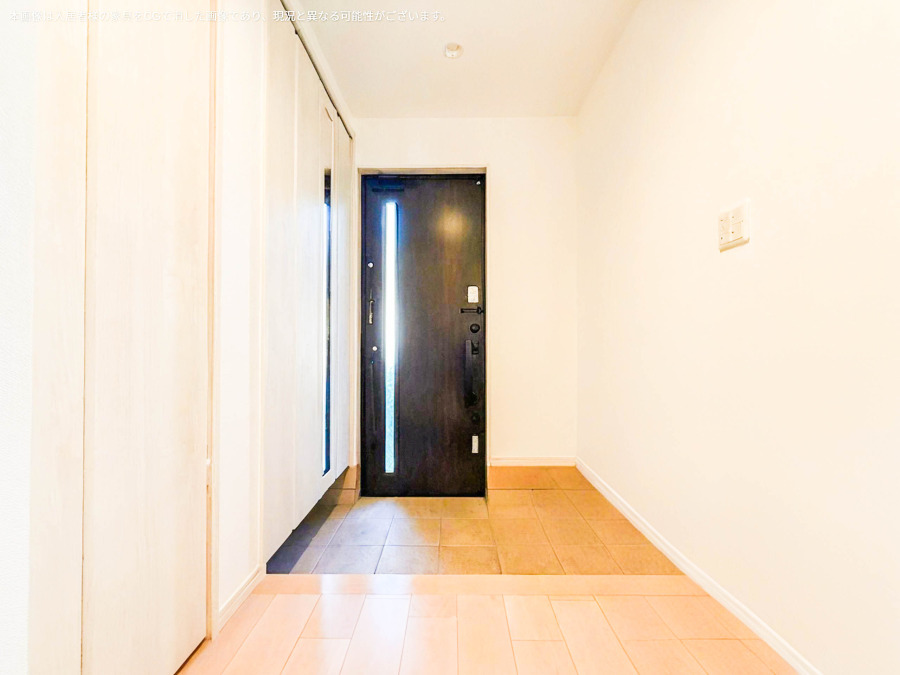 清潔感溢れる玄関がお出迎えする本邸宅の物語は、ここから始まる日常を期待させます。この場所には「希望」と「優越」で包み込んでくれる「特別」な空間があります。（AI加工により家具を消去済み）