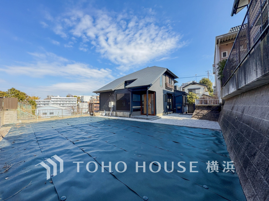 閑静な住宅地、83坪超の陽当たり良好な敷地に建つ大型邸宅。広々としたお庭付きです。