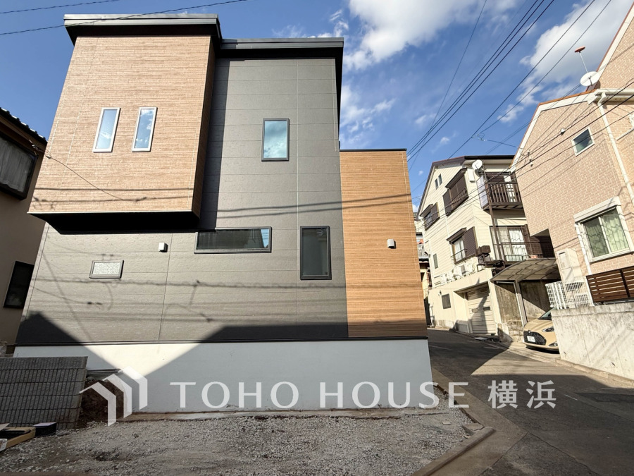 閑静な住宅地の東南角地。時代の流れに惑わされないシックなカラートーンで街並みに溶け込む外観は、主張し過ぎず、また平凡になり過ぎず絶妙なコントラストで輝きを放ちます。