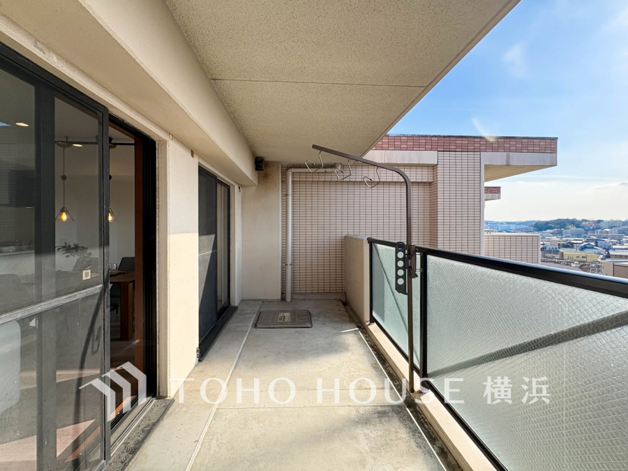 気持ちのいい空が見渡せる広いバルコニー。爽やかな風を感じて、心躍る素敵な暮らしがはじまります。