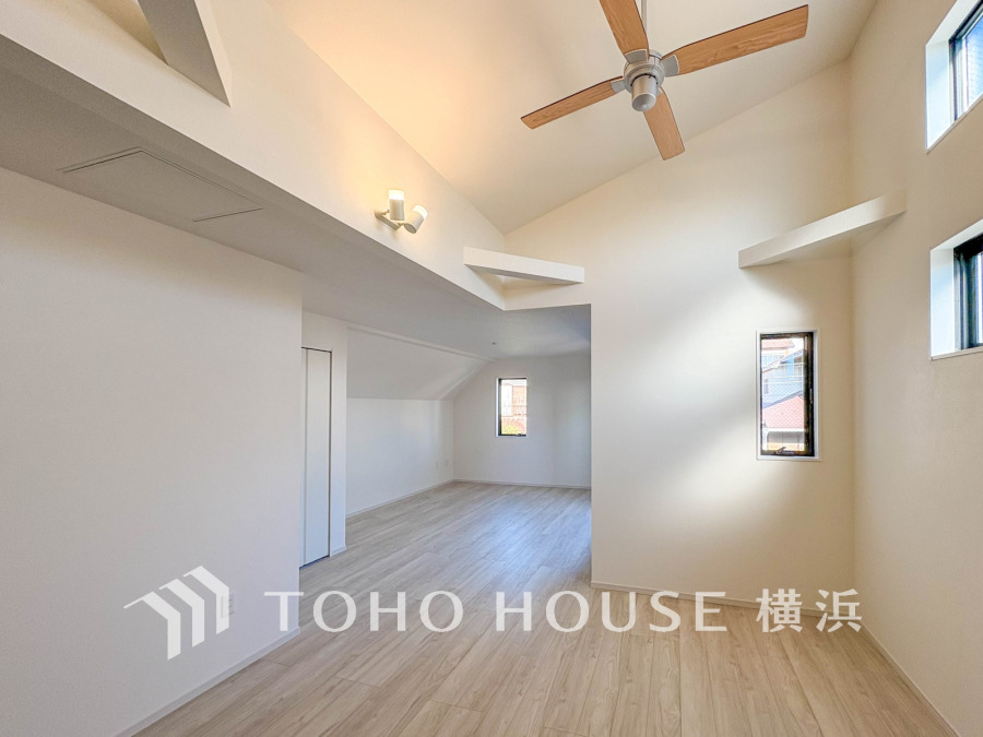 吹抜けで開放感のあるリビングは、自然光が差し込み明るく快適な居住空間を実現しています。