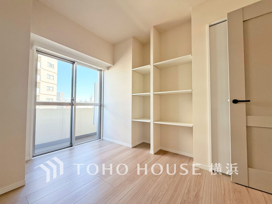 陽当たり良好なバルコニー付きの洋室。収納棚もあり、すっきり片付く快適な空間です。