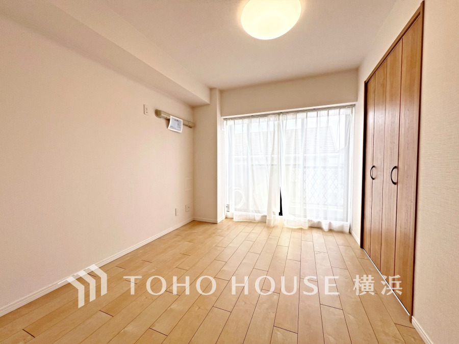 バルコニーに面した明るい洋室。穏やかな陽射しが、ゆったりとした寛ぎの時間を包みます。
