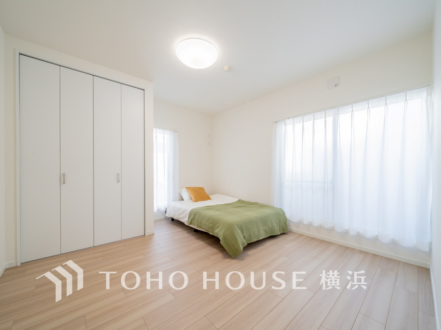 過ぎ行く時間をゆったりと感じることができる落ちついたプライベートルーム。リビングで楽しく過ごした後はゆっくり寛ぎの時間を満喫できます。静かな環境でリラックスタイムを愉しんで。