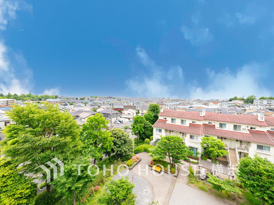 この開放感ある眺望と共に閑静な住宅街の季節感を演出する四季折々の変化を楽しめる心地よい場所となることでしょう。