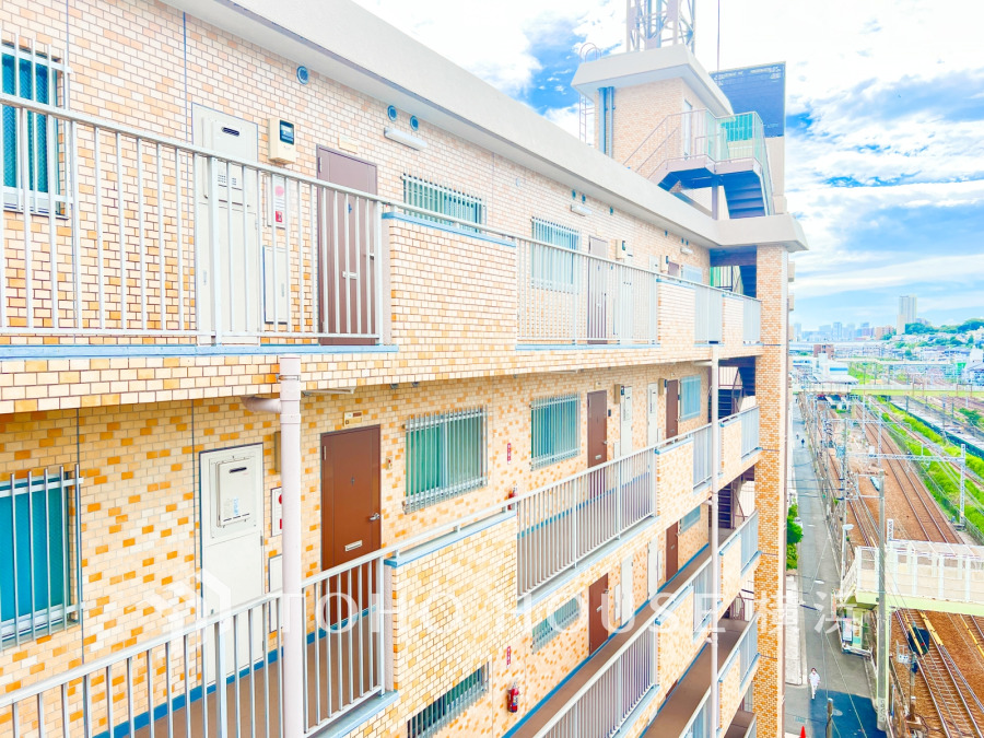 ふりそそぐ陽射しと開放的な空間形成。青空を背景に更なる美しさを醸す佇まい。暖かな陽光と爽やかな風がハーモニーを奏でる上質な空間を愉しむ暮らしがここにある。