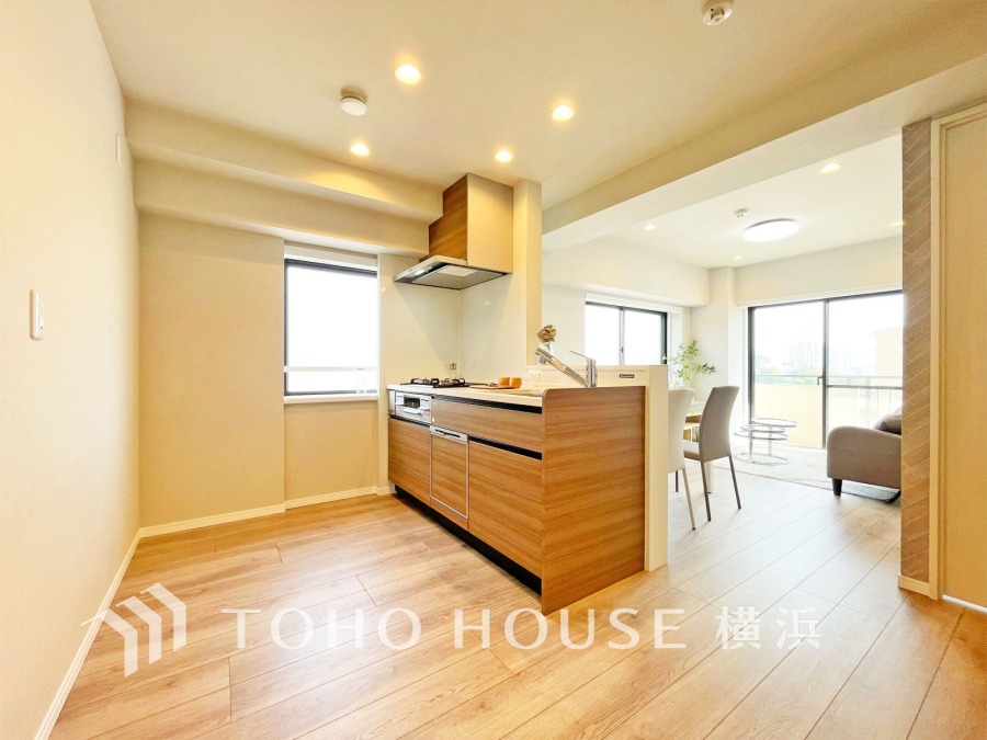 柔らかな光が広がり、デザインされた美しい内装が織り成す家族の集う場所。楽しい会話やさまざまな時が織りなすご家族の時間が丁寧に紡がれていく大切な空間。