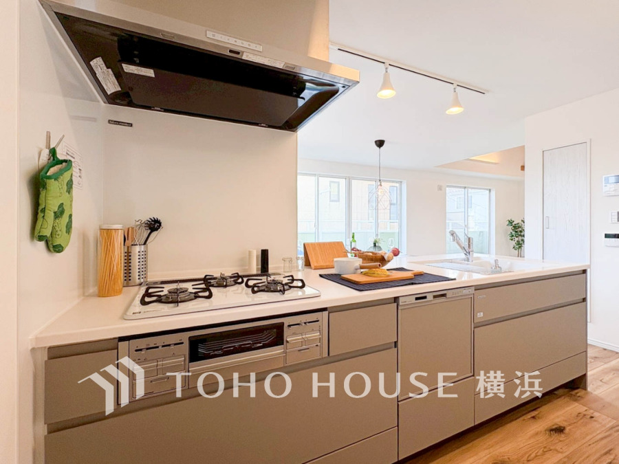 スタイリッシュな対面キッチンを採用。キッチンからリビングが見渡せるので、お子様を安心して遊ばせながら家事ができますね！リビング学習をするお子様にも声がかけやすい自然な距離感です