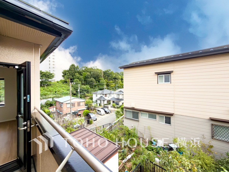 開放感があり、遮るものもなく気持ちのいい景色が広がります。お部屋にも爽やかな風と暖かく柔らかな日差しが差し込み、毎日の暮らしを豊かに彩ります。
