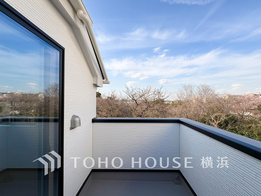 開放感あふれるバルコニーから四季の変化を楽しめる、心地よい住まいの一角です。