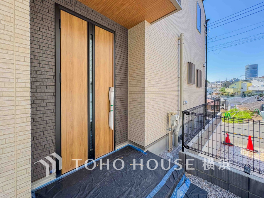 住む人を映し出す洗練された佇まいは、いつまでも輝き続けながらいつしか街の風景に溶け込んでいきます。
