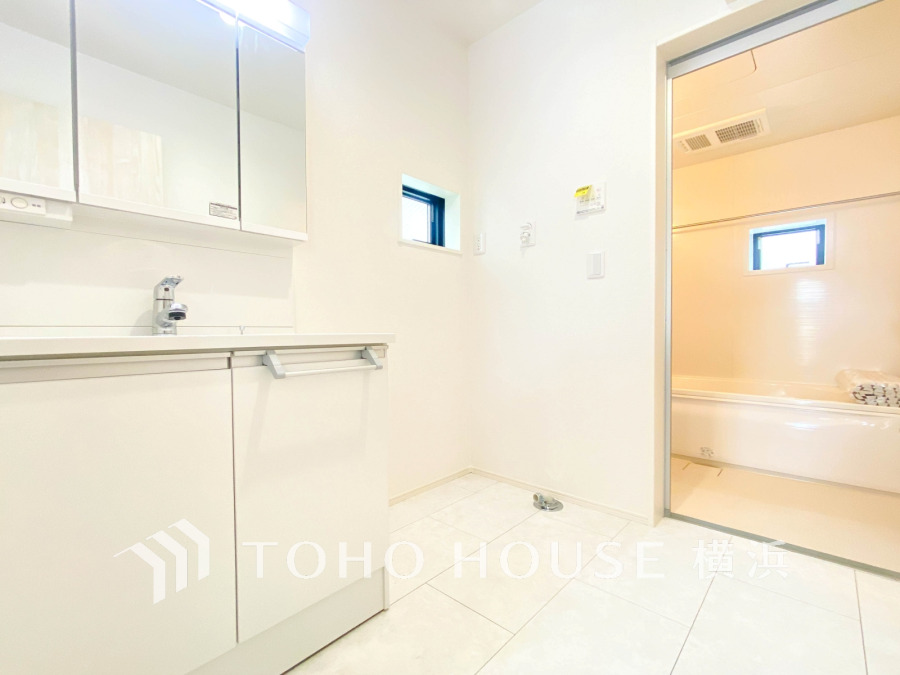 洗面台には三面鏡を採用。身だしなみを整えやすい事はもちろんですが、鏡の後ろに収納スペースを設ける事により、散らかりやすい洗面スペースをすっきりさせる事が出来るのも嬉しいですね。