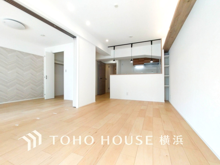 和やかで洗練された空間の演出。寛ぎとコミュニケーションを育む居心地のよい場所。やわらかな陽射しが降り注ぎ、室内に開放感と爽快感をもたらします。