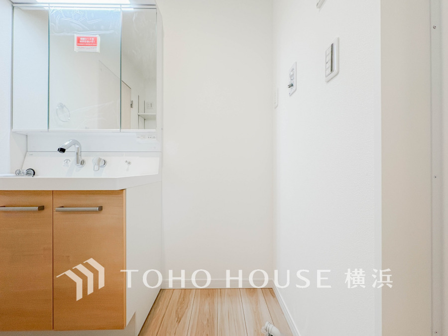十分な大きさの洗面台は、身だしなみチェックや歯磨きなど、朝の慌ただしい時間でも余裕とゆとりを感じて頂けます。
