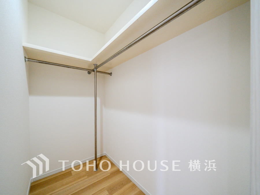 たっぷりとした収納スペース・ウォークインクローゼット。その収納力は是非ご自身の目でお確かめください。冬物のコートやスーツなど、大切なお洋服を皺なく収納できます。