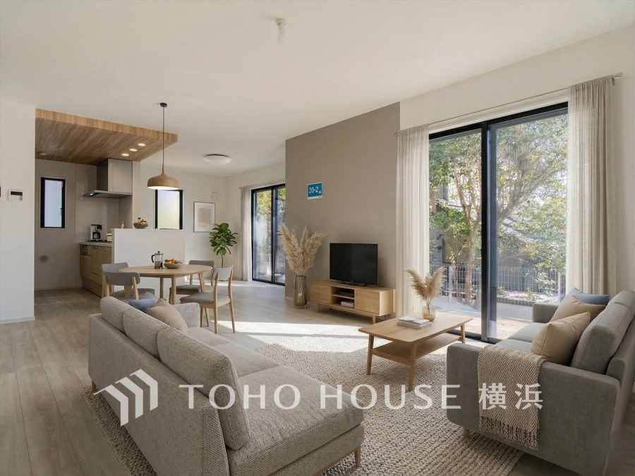 大きな窓から自然光がたっぷり差し込む、開放的で温かみのあるリビングダイニング。木目調の家具が調和します。（装飾品はAI家具です）