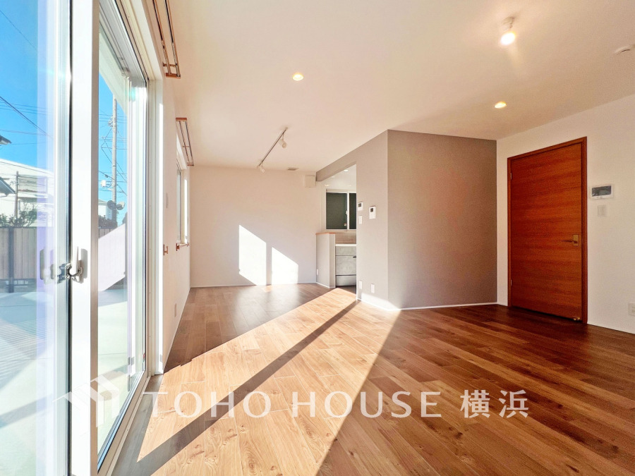 和やかで洗練された空間の演出。寛ぎとコミュニケーションを育む居心地のよい場所。やわらかな陽射しが降り注ぎ、室内に開放感と爽快感をもたらします。