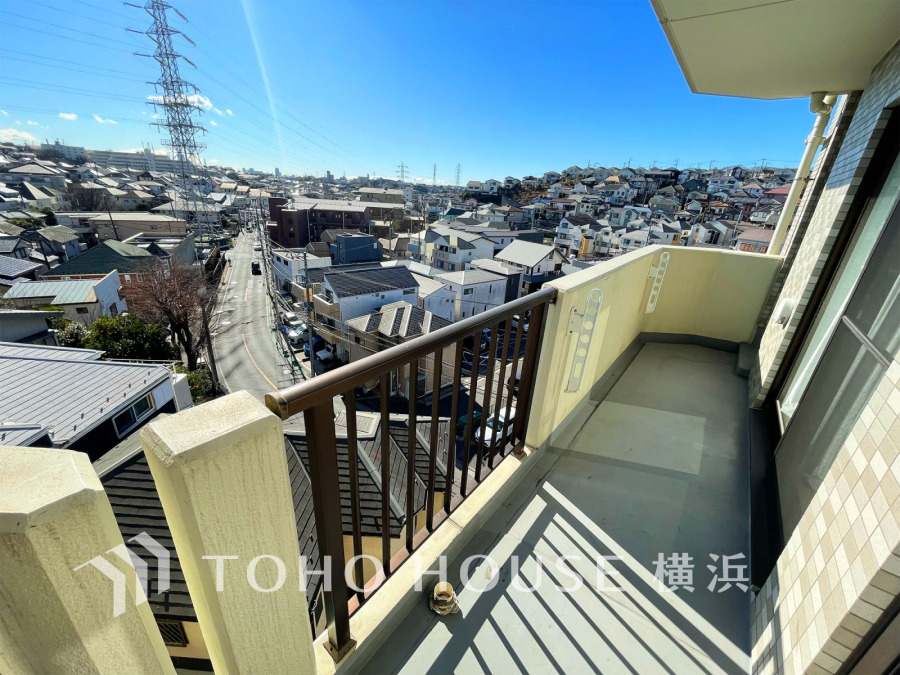 陽射しとともに、少しずつ装いを変える街の景観から、星空が地上に映りこむかのような夜景の煌きまで、この街ならではの美しい風景。手を伸ばせば触れることができそうな潤う翠、広がり豊かな眺望も魅力。