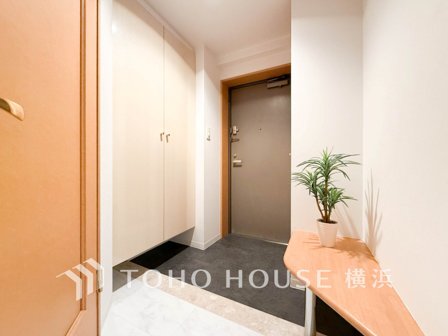 居住者の帰り、訪れる方を優しく迎え、やすらぎに満ちた生活空間を予感させる。健やかな暮らしを楽しめそう。