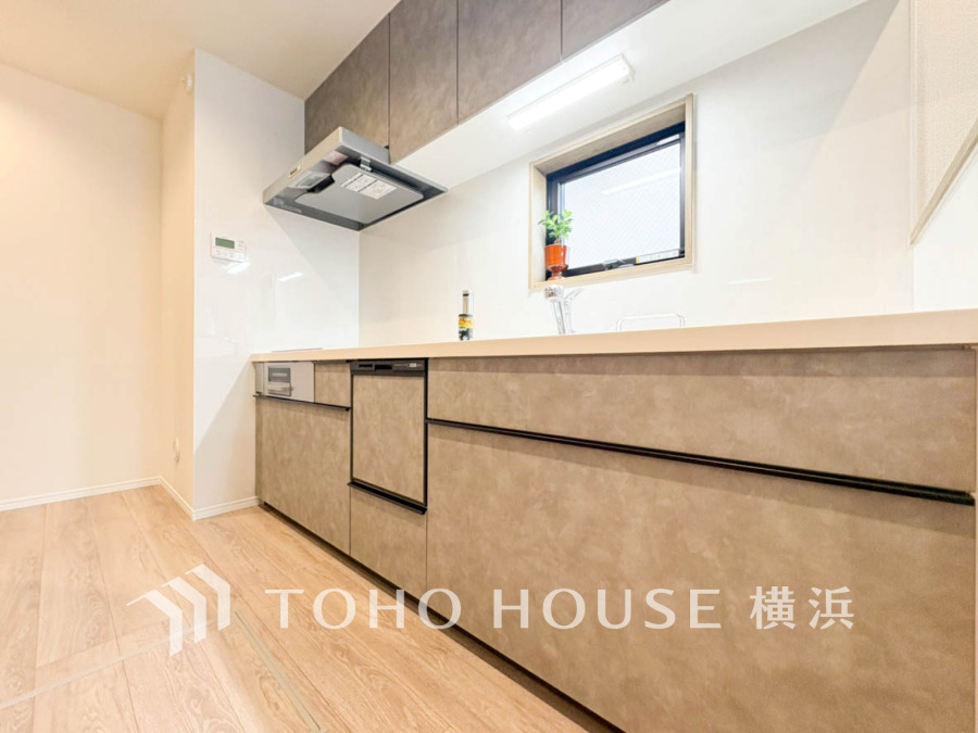 窓から明るい光が差し込むキッチンは、作業に集中しやすい独立型タイプ。