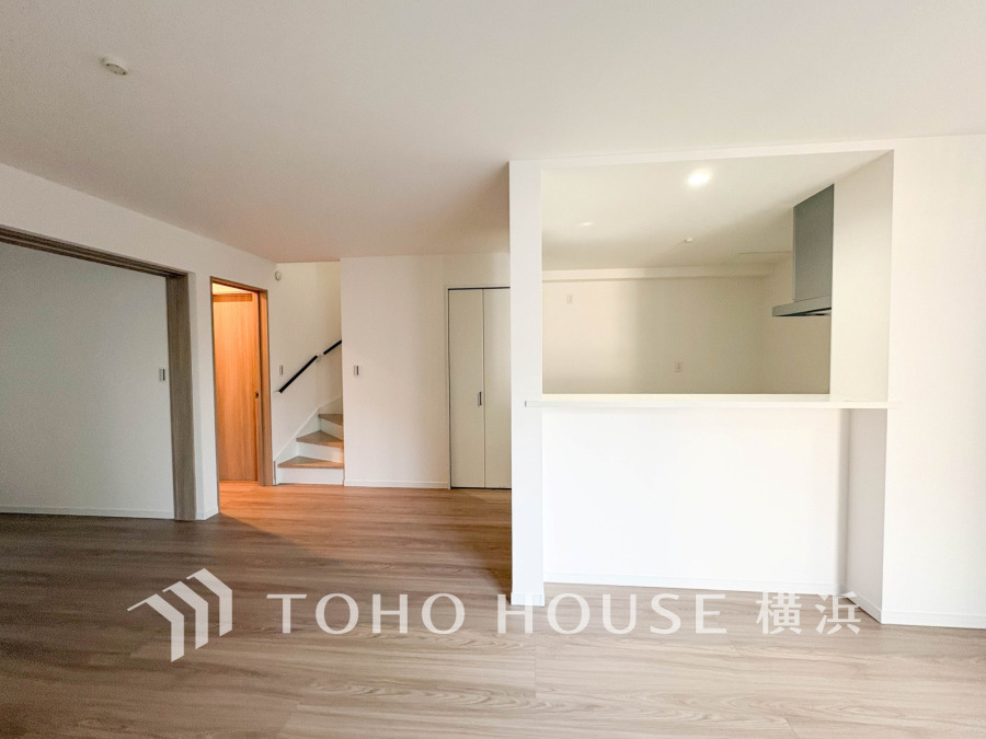 柔らかな色合いのフローリングと清潔感の溢れるクロスが明るい空間を創り出しているリビングダイニング。憩いの場に相応しく、ここで楽しむ家族の時間が絆をより深めてくれそうです。