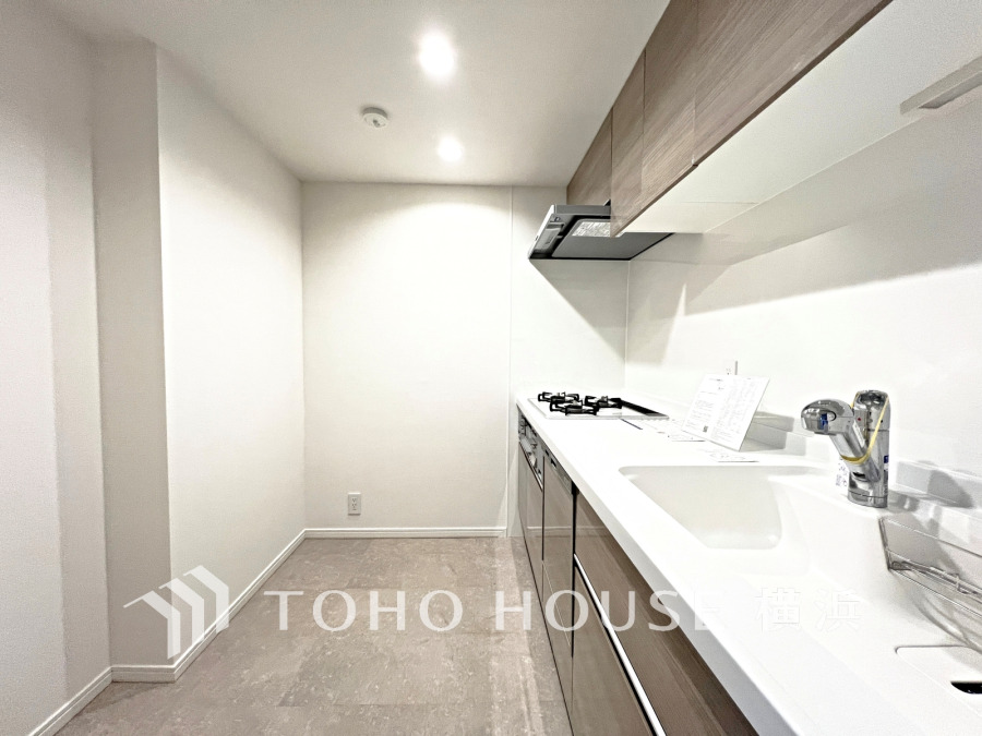 キッチン空間は大型のカップボードや冷蔵庫を設置してもゆとりがあります。