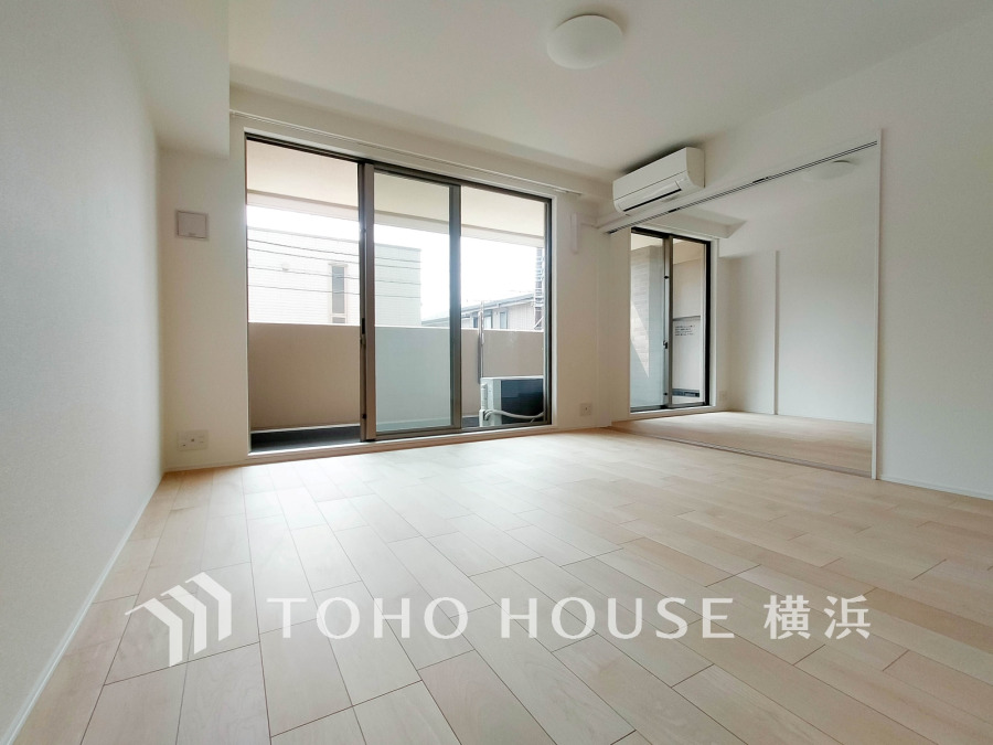 広く取られた窓から豊かな陽光が注ぎ込む明るく開放的な空間。
