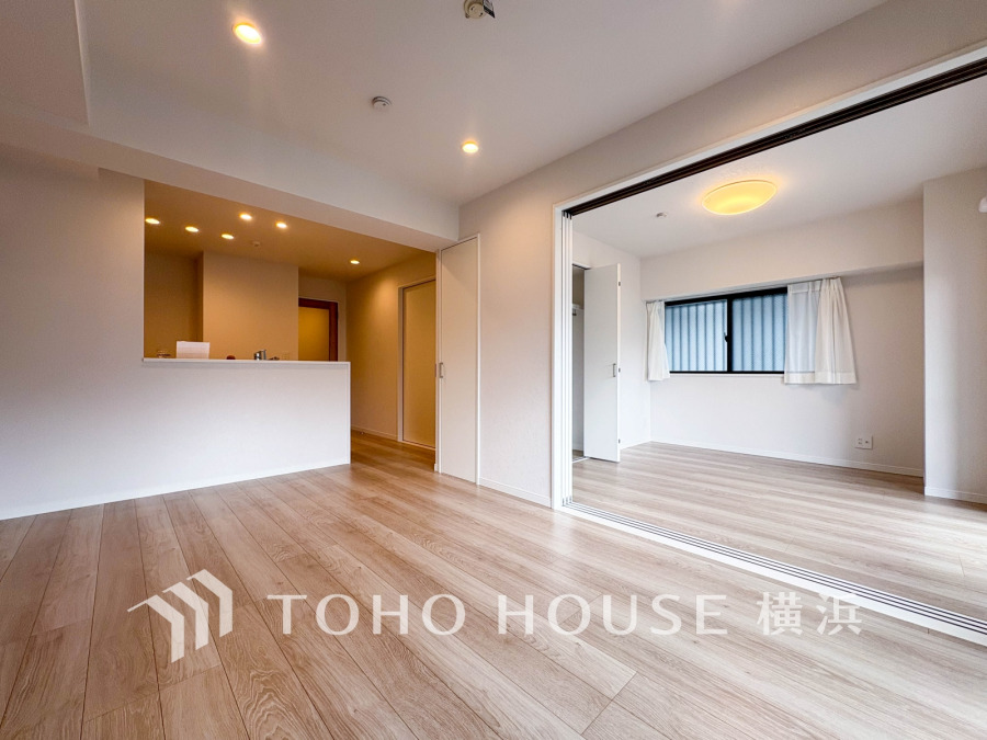 リビングに隣接した洋室の引き戸を開け放して空間を共有しながら開放的に使うこともできます。
